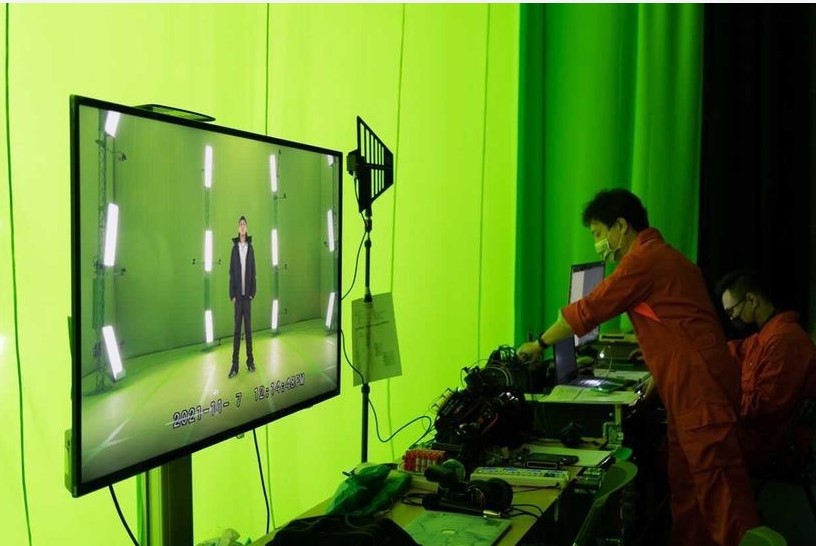 圖2：《大嘻哈時代》全息投影演唱會團隊在360度綠幕攝影棚中拍攝，打造音樂元宇宙
