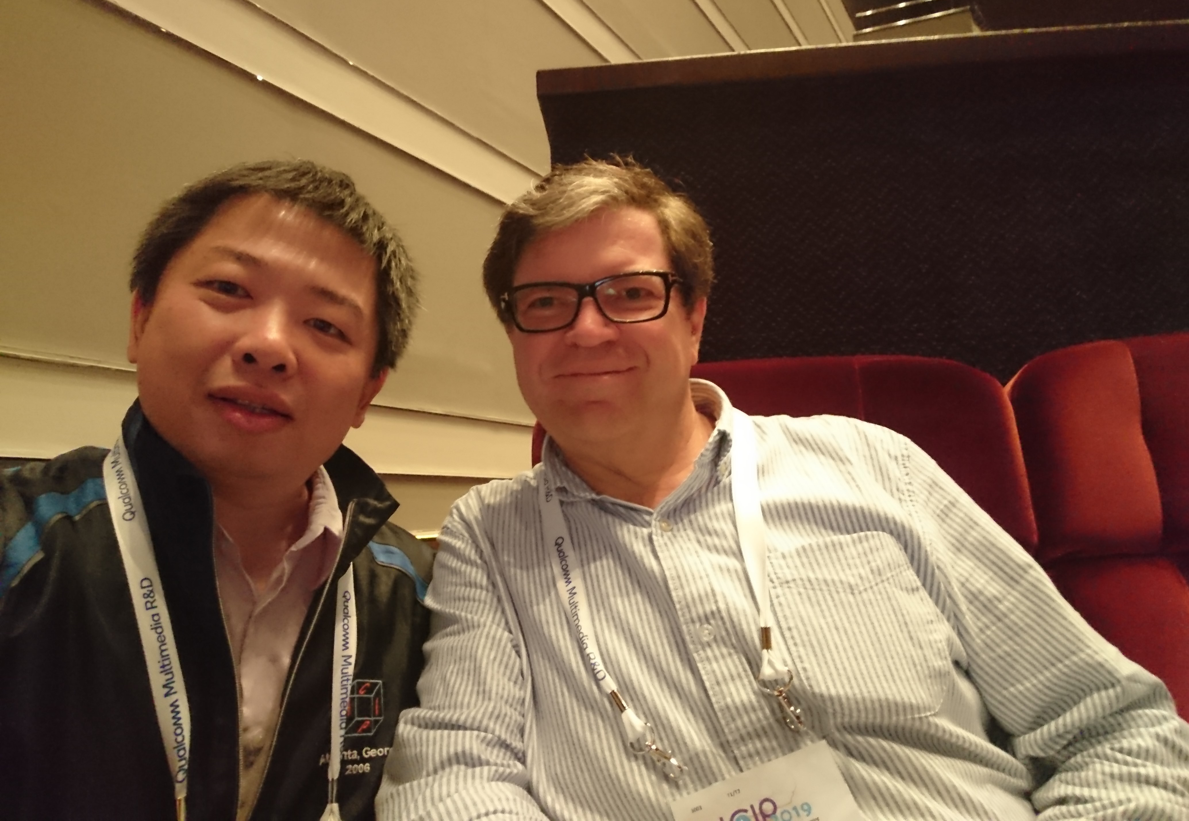 (b)筆者(左)與LeCun教授(右)於IEEE ICIP 2019合影