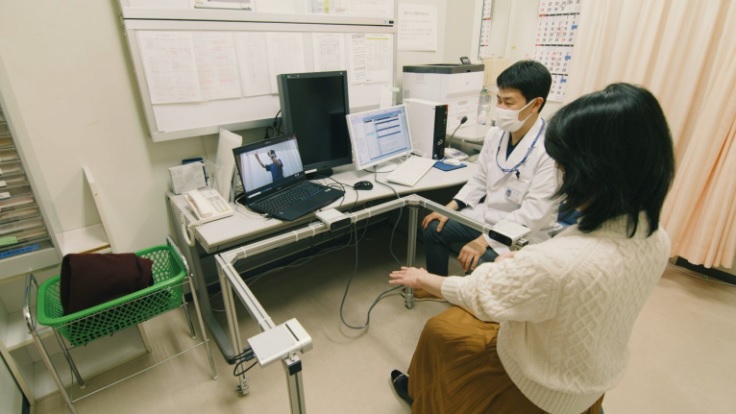 當地病患將需要觀察的部位置於三台Azure Kinect DK之間，即時全像投影傳送至遠端戴上HoloLens 2的風濕科專門醫師眼前／圖片來源：擷取自日本微軟官方網站。